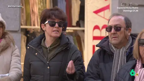 Una mujer, a los que ensalzan la figura de Franco: "No se puede permitir que busquen excusas para decir que hizo algo bien" Thais Villas salía a la calle para plantear un debate entre los transeuntes: si es necesario hacer un acto para conmemorar el 50 aniversario del fallecimiento de Franco. No te pierdas el acalorado debate generado en el vídeo principal.