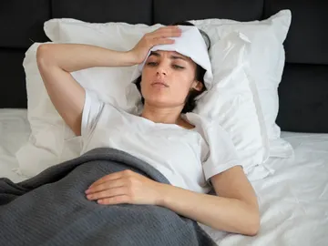 Mujer en la cama con calor Mujer en la cama con calor