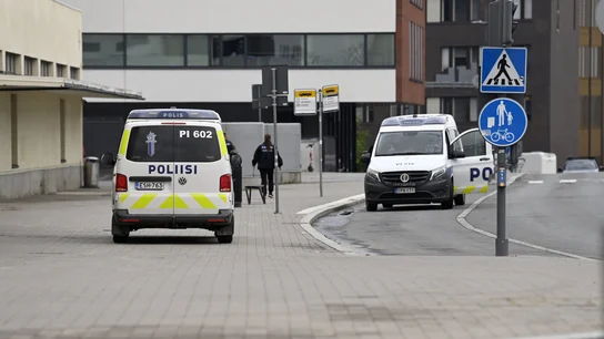 La policía finlandesa ante el centro comercial de Ratina en Tampere tras el apuñalamiento a cuatro personas este jueves. La policía finlandesa ante el centro comercial de Ratina en Tampere tras el apuñalamiento a cuatro personas este jueves.