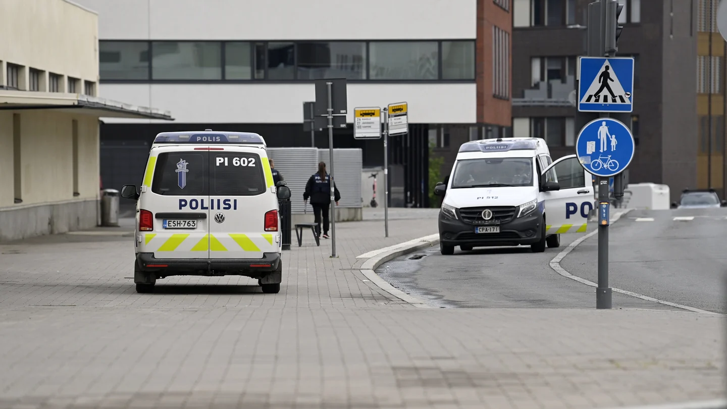 La policía finlandesa ante el centro comercial de Ratina en Tampere tras el apuñalamiento a cuatro personas este jueves. La policía finlandesa ante el centro comercial de Ratina en Tampere tras el apuñalamiento a cuatro personas este jueves.
