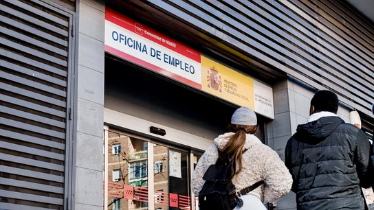 Dos personas pasan por una oficina del SEPE, a 4 de febrero de 2025, en Madrid (España). Dos personas pasan por una oficina del SEPE, a 4 de febrero de 2025, en Madrid (España).