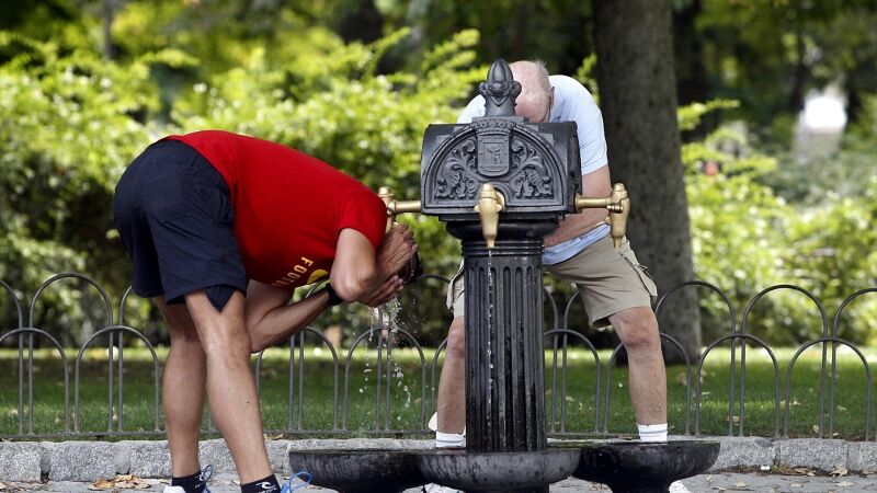Imagen de archivo de dos personas intentando refrescarse ante el calor sofocante de estos días.