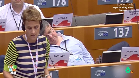 Un eurodiputado maltés se queda dormido durante un discurso de Maria Chivite: "Está en un viaje astral" Las cámaras captaron a Jesmond Aquilina, eurodiputado miembro del Partido Socialista Europeo, durmiendo mientras la presidenta de la Comunidad Foral de Navarra, hablaba frente al Comité Europeo de las Regiones.