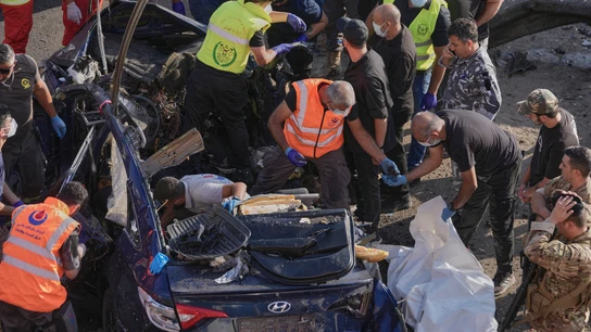 Autoridades libanesas recuperar el cuerpo del fallecido por un ataque de un dron israelí al sur de Beirut, este jueves. Autoridades libanesas recuperar el cuerpo del fallecido por un ataque de un dron israelí al sur de Beirut, este jueves.