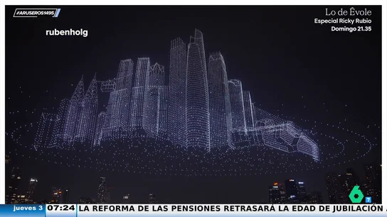 Así es la ciudad del futuro en China donde los trenes atraviesan edificios y los coches bajan en ascensor Así es la ciudad del futuro en China donde los trenes atraviesan edificios y los coches bajan en ascensor