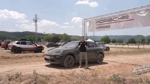 Álvaro Turiel, subdirector del programa, junto con el nuevo Porsche Macan Álvaro Turiel, subdirector del programa, junto con el nuevo Porsche Macan
