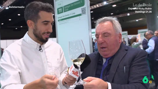 Isma Juárez propone a un bodeguero hacer su propia denominación de origen: "Te he dejado todas mis babas" El reportero visitaba el Salón de los Mejores Vinos de España para descubrir los secretos de esta bebida. Isma accedía a varios de los stands entre los que pudo degustar un vino que tenía un coste de 1.300 euros.