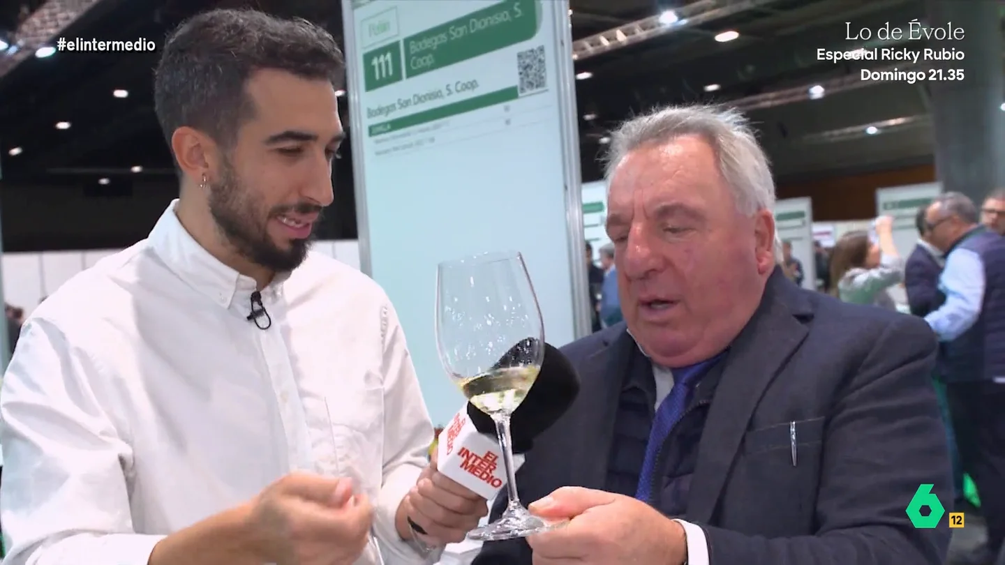 Isma Juárez propone a un bodeguero hacer su propia denominación de origen: "Te he dejado todas mis babas" El reportero visitaba el Salón de los Mejores Vinos de España para descubrir los secretos de esta bebida. Isma accedía a varios de los stands entre los que pudo degustar un vino que tenía un coste de 1.300 euros.
