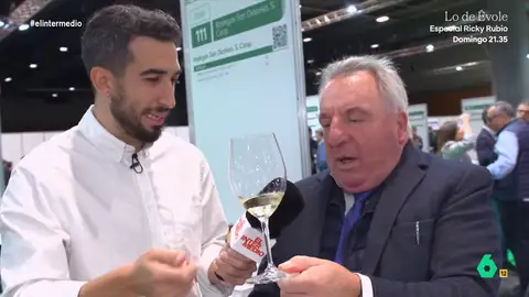Isma Juárez propone a un bodeguero hacer su propia denominación de origen: "Te he dejado todas mis babas" El reportero visitaba el Salón de los Mejores Vinos de España para descubrir los secretos de esta bebida. Isma accedía a varios de los stands entre los que pudo degustar un vino que tenía un coste de 1.300 euros.