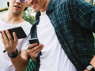 Personas con sus teléfonos móviles Personas con sus teléfonos móviles
