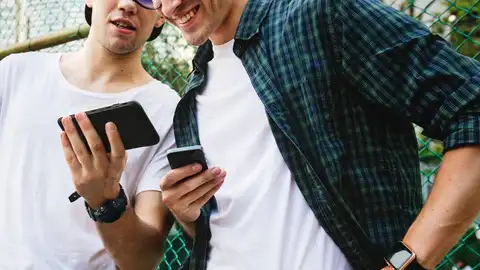 Personas con sus teléfonos móviles Personas con sus teléfonos móviles