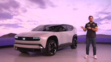 Juanjo López, redactor del programa, junto con el Honda 0 SUV