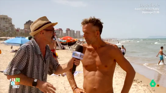 Un chico demuestra sus habilidades deportivas en la playa de Gandía: "Estoy más fuerte que CR7" El reportero Yonyi Arenas ha viajado hasta esta ciudad valenciana para recorrer su playa y descubrir si los bañistas suelen cuidarse y hacer deporte para lucir palmito en la playa.