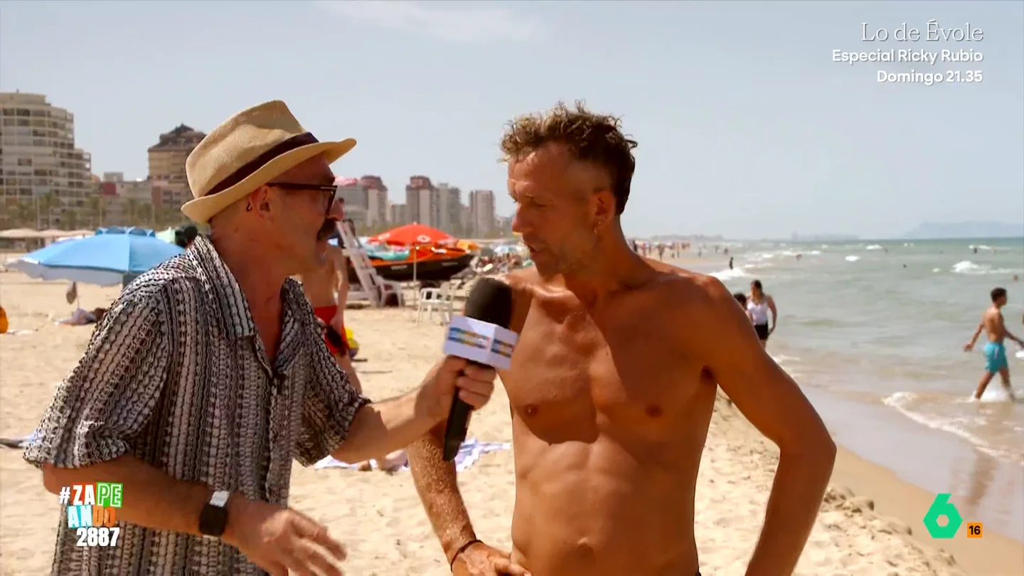 Un chico demuestra sus habilidades deportivas en la playa de Gandía: "Estoy más fuerte que CR7" El reportero Yonyi Arenas ha viajado hasta esta ciudad valenciana para recorrer su playa y descubrir si los bañistas suelen cuidarse y hacer deporte para lucir palmito en la playa.