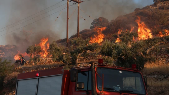 Los bomberos intentan extinguir un incendio forestal cerca de Ierapetra, en la isla de Creta, Grecia, el 3 de julio de 2025. Los bomberos intentan extinguir un incendio forestal cerca de Ierapetra, en la isla de Creta, Grecia, el 3 de julio de 2025.
