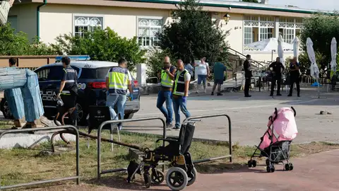 De bailar rumbas a una pelea con palos, sillas volando y atropellos: así comenzó la reyerta en la pedida de Ribeira De bailar rumbas a una pelea con palos, sillas volando y atropellos: así comenzó la reyerta en la pedida de Ribeira
