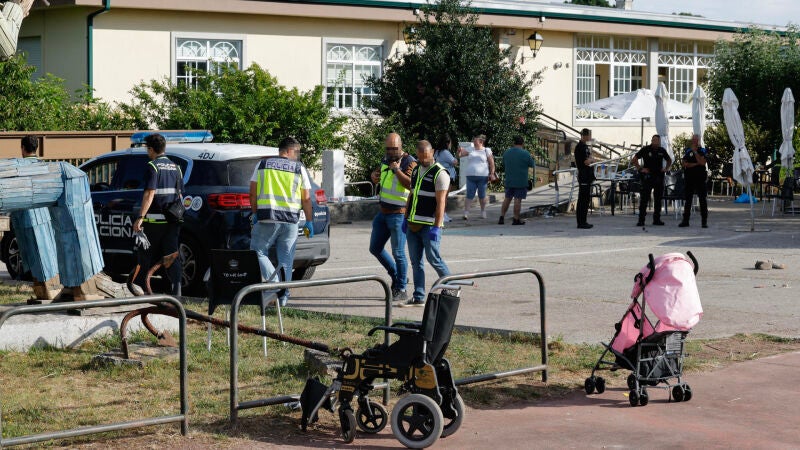 De bailar rumbas a una pelea con palos, sillas volando y atropellos: así comenzó la reyerta en la pedida de Ribeira