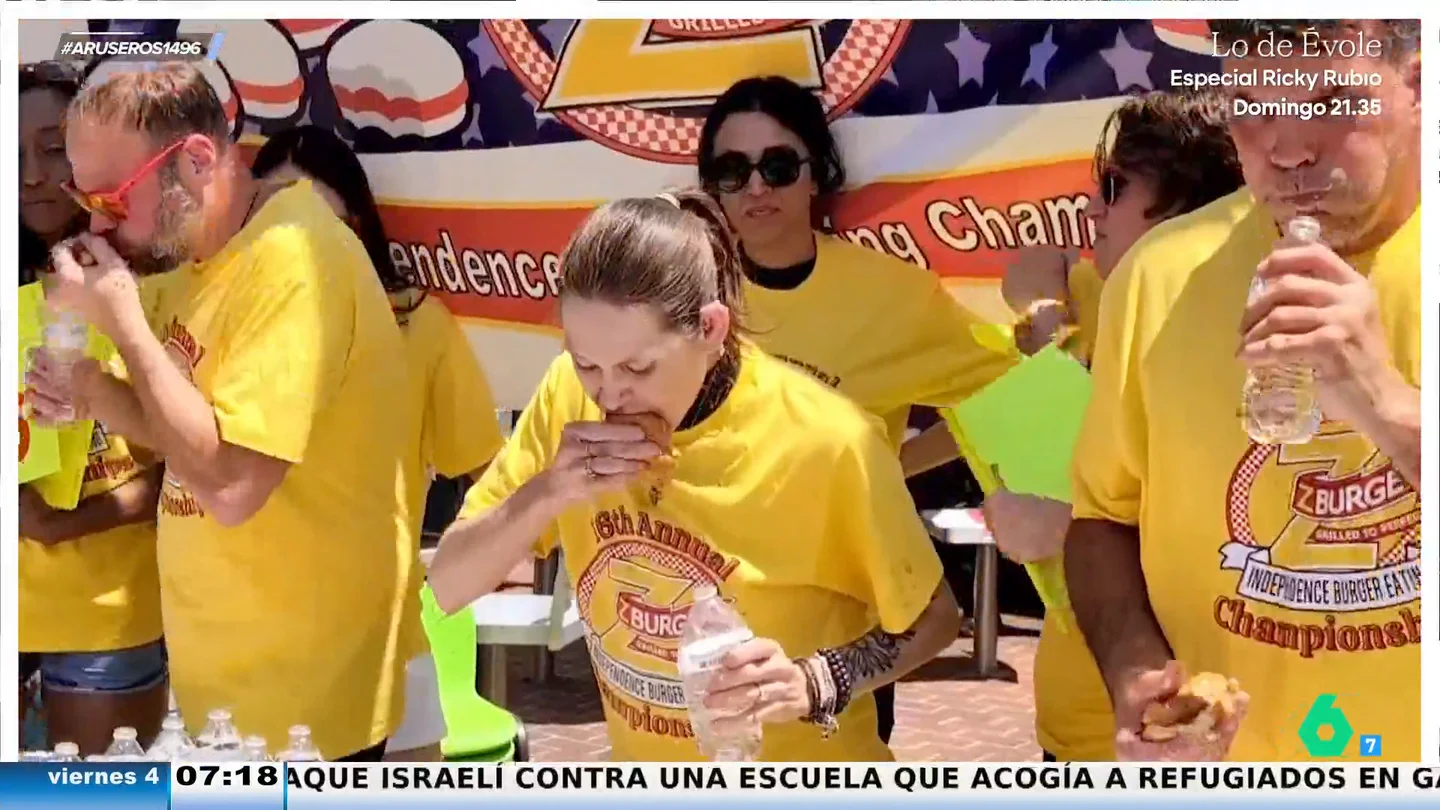 Una mujer bate el récord de comer más hamburguesas: "Es raro que no se le haya hecho bola" Una mujer bate el récord de comer más hamburguesas: "Es raro que no se le haya hecho bola"