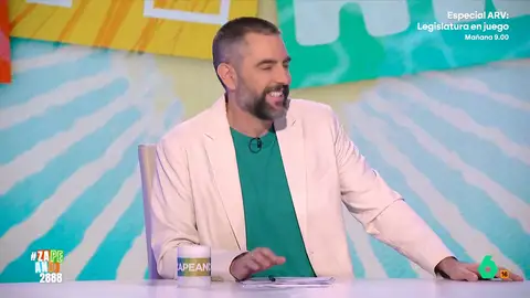 Dani Mateo confiesa que le haría ilusión que Froilán y Juan Carlos I vieran Zapeando: "Que fuera su momento nieto-abuelo" El presentador de Zapeando ha contado este curioso deseo que tiene. Irene Junquera le comenta que es más probable que vean este programa en lugar de, por ejemplo, El Intermedio. "Sí, es la hora que Froilán llega a casa", ironiza Mateo.