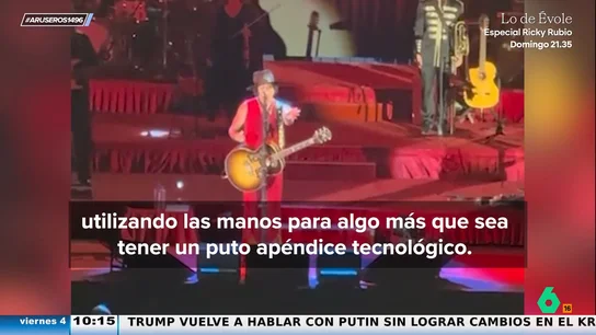 Bunbury le pega un repaso a un fan que graba durante su concierto: "Hay mucha gente a la que le gustaría estar en primera fila" Bunbury le pega un repaso a un fan que graba durante su concierto: "Hay mucha gente a la que le gustaría estar en primera fila"