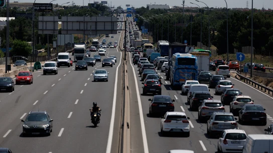 Decenas de coches, en la A-4 saliendo de Madrid durante la primera operación salida del verano de 2023 Decenas de coches, en la A-4 saliendo de Madrid durante la primera operación salida del verano de 2023