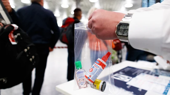 Una bolsa con líquidos de una maleta de cabina, en un control de seguridad del aeropuerto de Hannover Una bolsa con líquidos de una maleta de cabina, en un control de seguridad del aeropuerto de Hannover