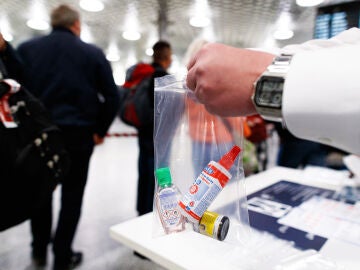 Una bolsa con líquidos de una maleta de cabina, en un control de seguridad del aeropuerto de Hannover