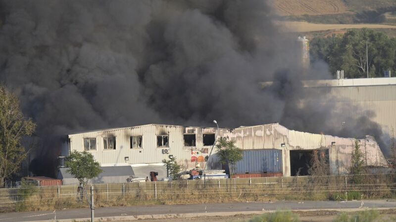 Incendio en una empresa de baterías de litio y de pilas en Azuqueca de Henares, Guadalajara