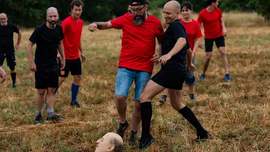 La cabeza de Franco como pelota de fútbol: la 'performance' de Eugenio Merino sobre una trinchera de la Guerra Civil en Moiá (Barcelona) La cabeza de Franco como pelota de fútbol: la 'performance' de Eugenio Merino sobre una trinchera de la Guerra Civil en Moiá (Barcelona)