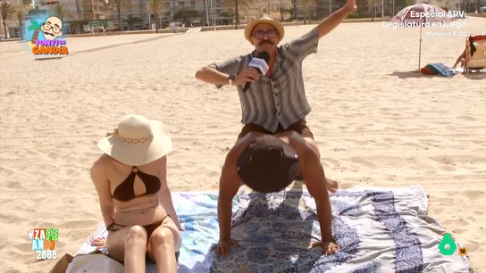 El método de Yonyi Arenas para encontrar el "cuerpo más fuerte de Gandía" Yonyi Arenas lleva el 'zapeadvisor' de este verano hasta la playa de Gandía, donde además de preguntar a la gente qué se lleva a comer, los desafía a hacer unas flexiones para ver si están en forma.