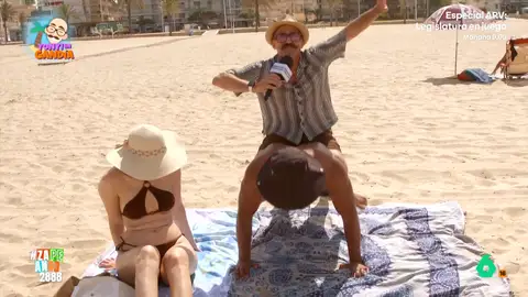 El método de Yonyi Arenas para encontrar el "cuerpo más fuerte de Gandía" Yonyi Arenas lleva el 'zapeadvisor' de este verano hasta la playa de Gandía, donde además de preguntar a la gente qué se lleva a comer, los desafía a hacer unas flexiones para ver si están en forma.