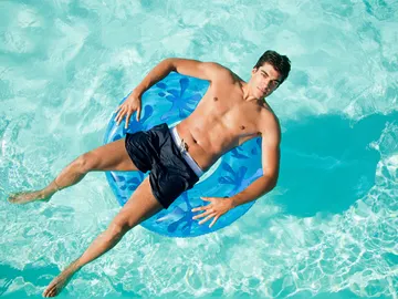 Un hombre en la piscina Un hombre en la piscina