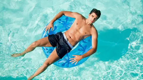 Un hombre en la piscina Un hombre en la piscina