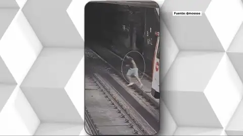 Así fue el robo exprés de un reloj de lujo en Barcelona: la huida terminó en las vías del metro Así fue el robo exprés de un reloj de lujo en Barcelona: la huida terminó en las vías del metro