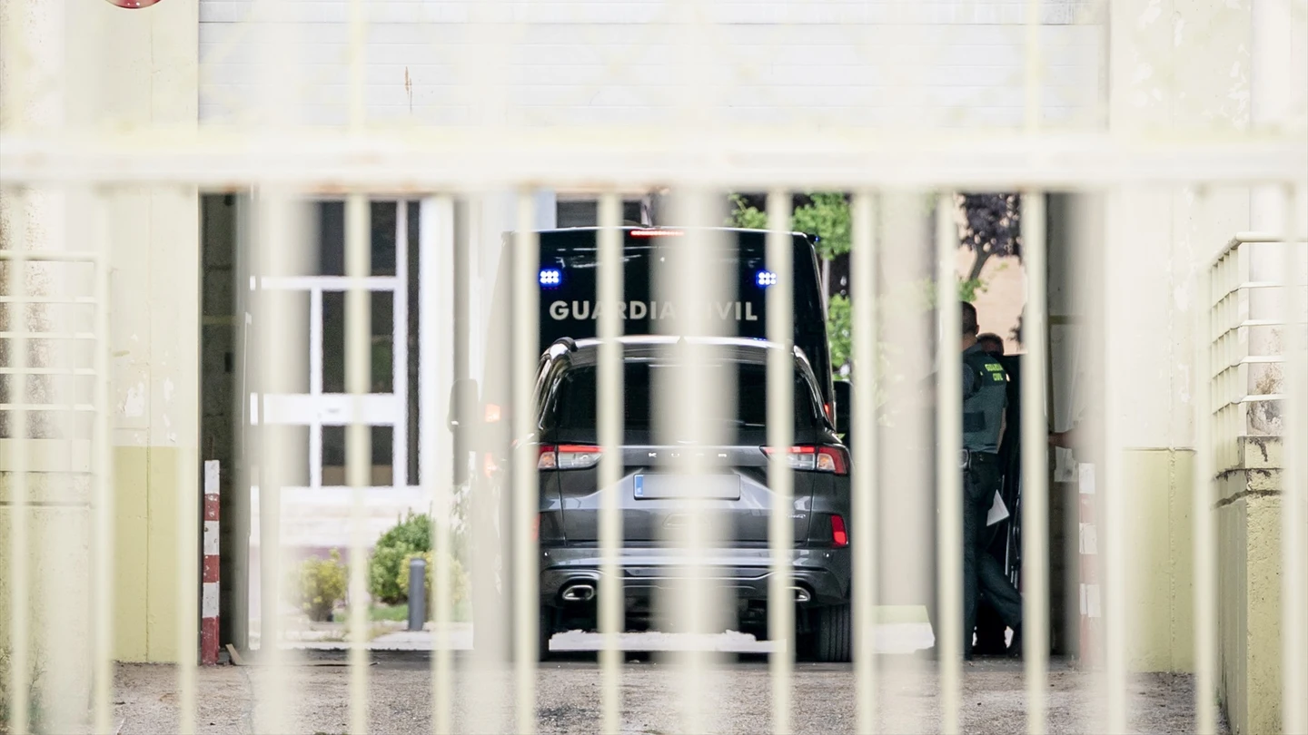 El furgón policial en el que va el exsecretario de organización del PSOE Santos Cerdán a su llegada a la cárcel de Soto del Real El furgón policial en el que va el exsecretario de organización del PSOE Santos Cerdán a su llegada a la cárcel de Soto del Real
