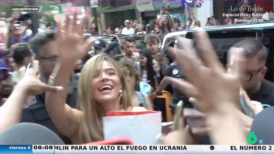 Los fans eufóricos reciben a Karol G a su llegada a Madrid entre gritos de 'Bichota' Los fans eufóricos reciben a Karol G a su llegada a Madrid entre gritos de 'Bichota'