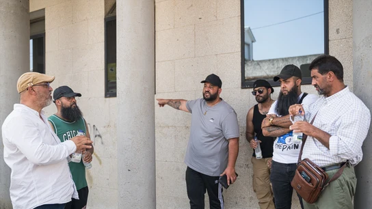 Acusan de homicidio al hermano del fallecido en la reyerta de Ribeira: él conducía el coche que le atropelló Familiares de los detenidos por la reyerta en Ribeira pasan a disposición judicial en Ribeira
