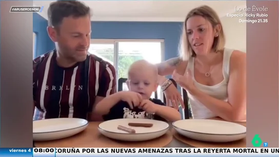 La solución perfecta que encuentra un bebé para que mamá y papá tengan chocolate... sin renunciar al suyo La solución perfecta que encuentra un bebé para que mamá y papá tengan chocolate... sin renunciar al suyo