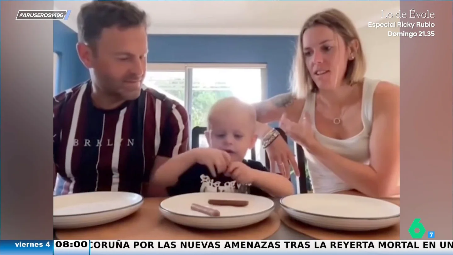 La solución perfecta que encuentra un bebé para que mamá y papá tengan chocolate... sin renunciar al suyo La solución perfecta que encuentra un bebé para que mamá y papá tengan chocolate... sin renunciar al suyo