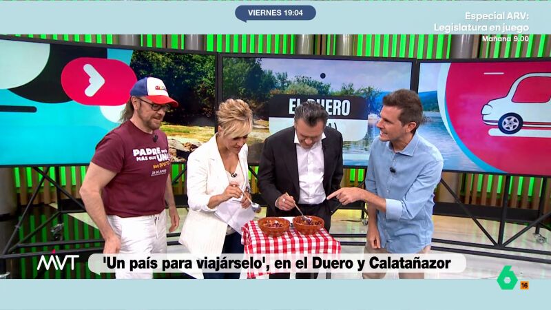 Santiago Segura prueba las migas con torreznos de Calatañazor: "El ayuno intermitente va a ser mucho más intermitente"