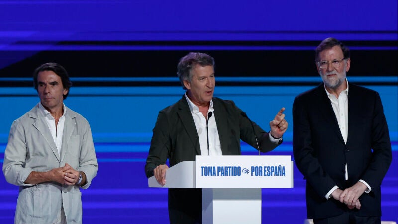 Alberto Núñez Feijóo escoltado por José María Aznar y Mariano Rajoy este viernes en el arranque del XXI Congreso Nacional del PP este viernes.