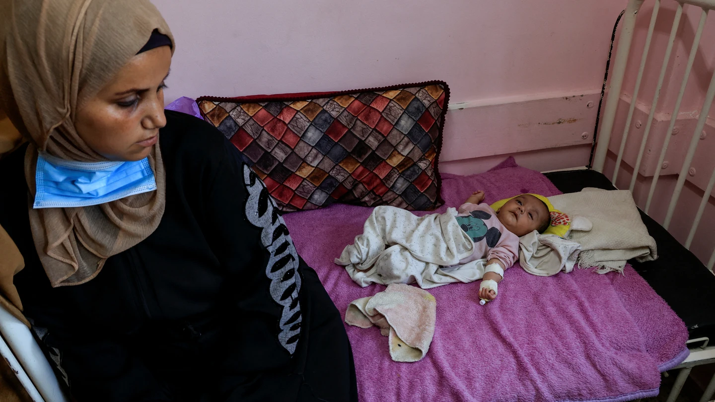 Una mujer palestina con su hijo, infectado con meningitis, en el Hospital Nasser en Jan Younis, Gaza. Una mujer palestina con su hijo, infectado con meningitis, en el Hospital Nasser en Jan Younis, Gaza.