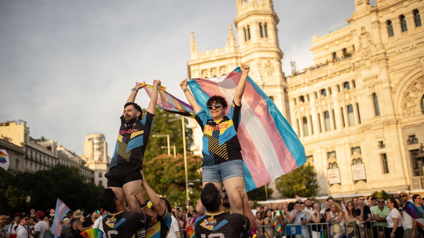 Ambiente en las calles de Madrid durante la manifestación estatal del Orgullo LGTBI+ 2025, a 5 de julio de 2025, en Madrid (España).