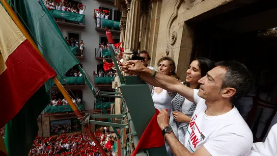 Lidón Soriano Segarra, Dyna Kharrat Juanbeltz y Eduardo Ibero Albo prenden el cohete del chupinazo de San Fermín. Lidón Soriano Segarra, Dyna Kharrat Juanbeltz y Eduardo Ibero Albo prenden el cohete del chupinazo de San Fermín.