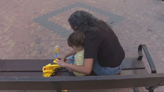 Una madre juega con su hijo Una madre juega con su hijo
