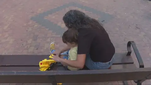 Una madre juega con su hijo Una madre juega con su hijo