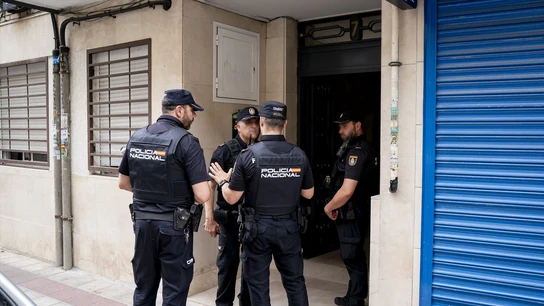 Imagen de archivo de Agentes de Policía Nacional en una vivienda de Getafe. Imagen de archivo de Agentes de Policía Nacional en una vivienda de Getafe.