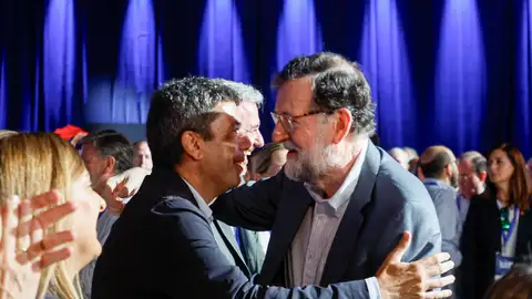 Mazón se abraza con Rajoy Mazón se abraza con Rajoy