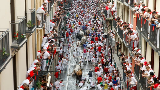 Los balcones llenos y las calles abarrotadas de mozos corriendo ante los toros durante el primer encierro de los Sanfermines de 2025 Los balcones llenos y las calles abarrotadas de mozos corriendo ante los toros durante el primer encierro de los Sanfermines de 2025