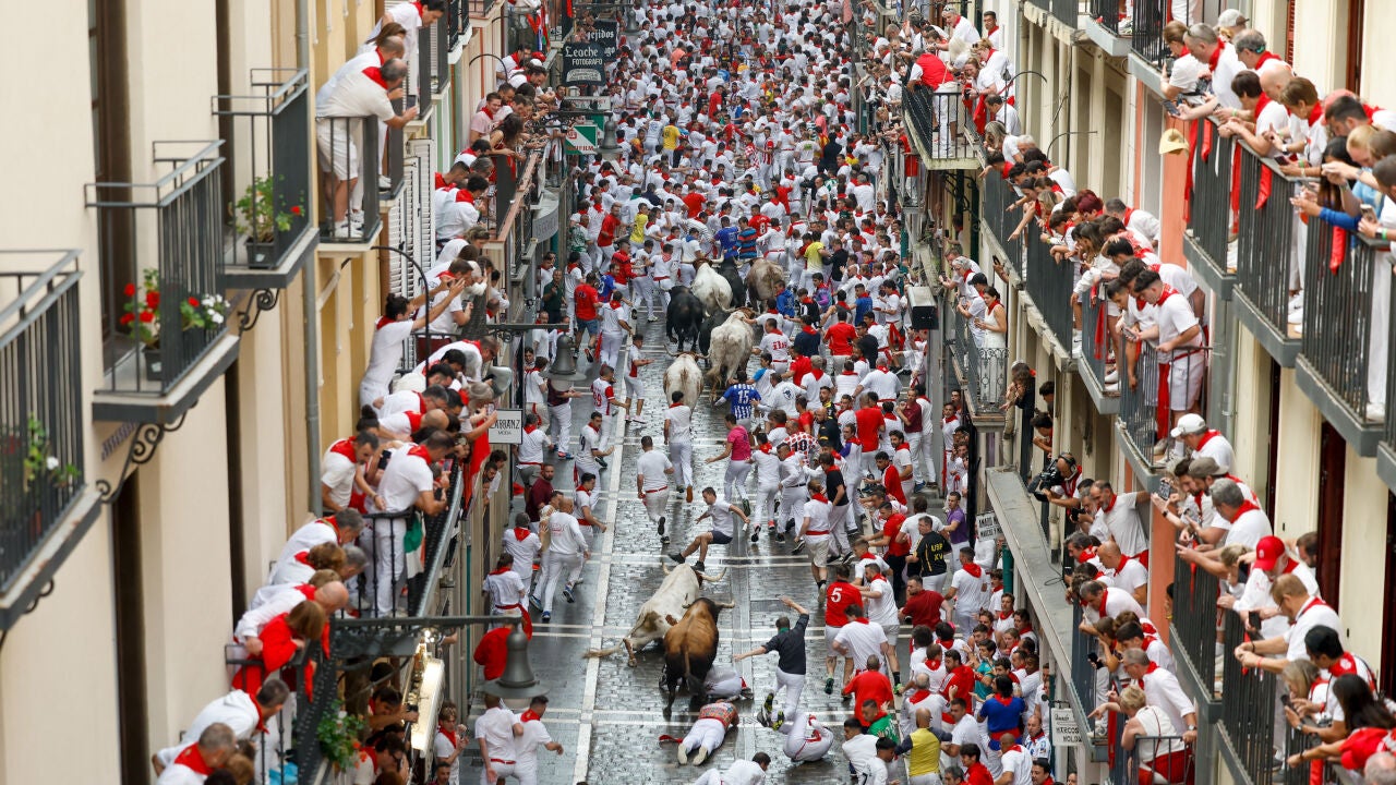 Primer encierro y ambiente vibrante en San Fermín 2025 en Pamplona